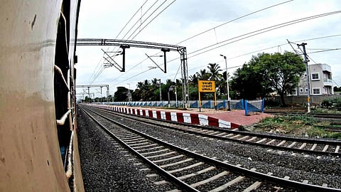 8,525 करोड़ की लागत से बनने वाली यह 90 किमी लंबी बायपास लाइन पुणे, सासवड और ऊरुली को जोड़ने वाली हैं। डीपीआर अब Central Railway के वित्त विभाग में अंतिम परीक्षण चरण में पहुंच चुकी है।