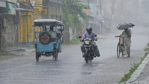 भिवंडी में मौसम में उतार-चढ़ाव और पटाखों के प्रदूषण से सर्दी-खांसी के मरीजों की संख्या बढ़ी। डॉक्टरों ने नागरिकों को सतर्क रहने और घरेलू सावधानियां अपनाने की सलाह दी है।