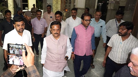 Nagpur News: छिंदवाड़ा में जहरीले कफ सिरप मामले में अब तक कई बच्चों की मौत हो चुकी है। इस मामले में एमपी के डीसीएम राजेंद्र शुक्ला नागपुर पहुंचे और परिजनों से मिले। उन्होंने हरसंभव मदद का आश्वास दिया।