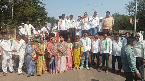 Amravati: मेलघाट के किसानों ने कर्जमाफी और अतिवृष्टि से हुए नुकसान का मुआवजा पाने के लिए कुसुमकोट से धारणी उपविभागीय अधिकारी कार्यालय तक भव्य ट्रैक्टर मोर्चा निकाला। मोर्चे में पूर्व विधायक राजकुमार पटेल समेत सैकड़ों किसान और कांग्रेस पदाधिकारी शामिल थे।