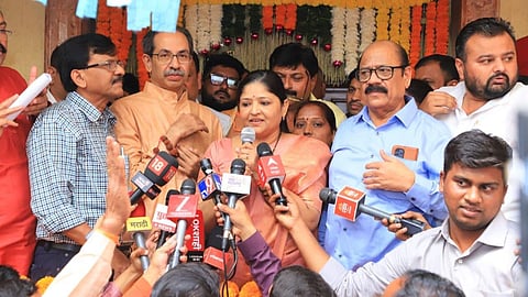 नासिक की पूर्व नगरसेविका संगीता गायकवाड बीजेपी को छोड़कर Shivsena UBT में शामिल हो गई है। साथ ही उद्धव-राज के बीच सियासी युति की चर्चाओं में तेजी देखने के लिए मिल रही है।