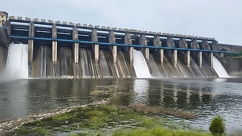 Upper Wardha Dam: अमरावती जिले में अच्छी बारिश के कारण जिले के सभी बांध पूरे भर चुके है। लेकिन फिर भी नहरों का हाल खस्ताहाल है। प्रशासन ने सिंचाई के लिए किसानों से आवदेन की मांग की है।