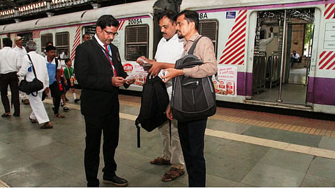 Central Railway ने अप्रैल-सितंबर में 5.5 लाख बिना टिकट यात्रा करने वाले यात्रियों से 15.46 करोड़ रुपये वसूले हैं। जुलाई में सबसे ज्यादा 1.05 लाख यात्री बिना टिकट के पकड़े गए। रेलवे ने जांच और सख्त कर दी।