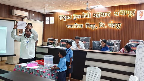 Chandrapur News: चंद्रपुर जिले के वरोरा नगराध्यक्ष का पद ओबीसी महिला के लिए आरक्षित घोषित किया गया है इसके अलावा कुल 13 प्रभाग के 26 वार्डो के आरक्षण की घोषणा की।