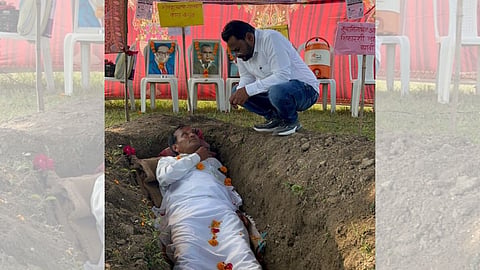 Yavatmal News: यवतमाल जिले में भारी बारिश के कारण किसानों की फसलों को भारी नुकसान हुआ है। सरकार से कर्जमाफी और 7/12 कोरा मामले को लेकर यवतमाल किसान कफन-दफन लेकर आंदोलन के लिए उतरे।