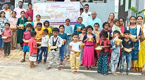 वंचितों के साथ मनाया जा रहा है प्रकाश का एक सच्चा उत्सव