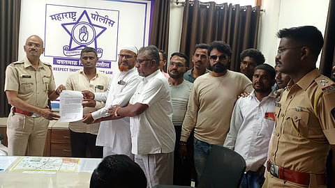Yavatmal: उमरखेड़-महागांव के आसपास रहने वाले नागरिकों को भारी दिक्कतों का सामना करना पड़ रहा है। दरअसल उमरखेड़-महागांव परिसर में देर रात को युवक-युवतियों के साथ ही शराबियों का भी जमावड़ा रहता है, जिसको लेकर नागरिकों ने पुलिस से शिकायत की।