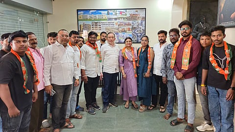 Nagpur News: नागपुर में स्थानीय निकाय चुनाव से पहले कांग्रेस पार्टी को एक बड़ा झटका लग चुका है। प्रमुख नेताओं के बाद युवा कांग्रेस कार्यकर्ताओं ने भी पार्टी का साथ छोड़ दिया है।