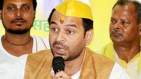 bihar-politics-tej-pratap-yadav-convoy-attacked-rjd-supporters-pelted-stones-mahnar-tejashwi-zindabad