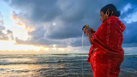 Chhath Devotees offering Arghya: नागपुर में छठ महापर्व की तैयारियां पूरी हो चुकी हैं। आज शाम अंबाझरी तालाब और कन्हान नदी तट पर हजारों श्रद्धालु अस्ताचल सूर्य को पहला अर्घ्य देंगे।
