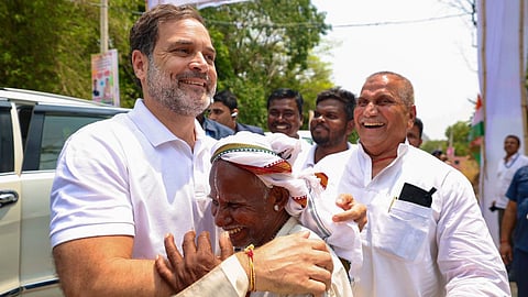 dashrath manjhi with rahul gandhi