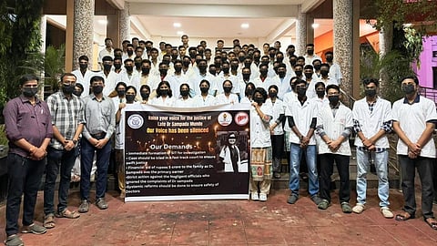 Maharashtra Doctors Protest: फलटन में महिला डॉक्टर की आत्महत्या के विरोध में सेंट्रल मार्ड का गुस्सा भड़का। 3 नवंबर से राज्यव्यापी बंद, केवल इमरजेंसी सेवा चालू रहेगी।