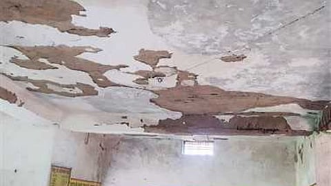 gondia-district-zilla-parishad-school-building-danger