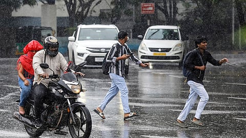 Maharashtra IMD Yellow Alert: महाराष्ट्र में इन दिनों वापसी के समय एक बार फिर मानसून ने दस्तक दी है। विदर्भ के कई जिलों में भारी बारिश देखी गई है। इससे मौसम ठंडा हो गया है।