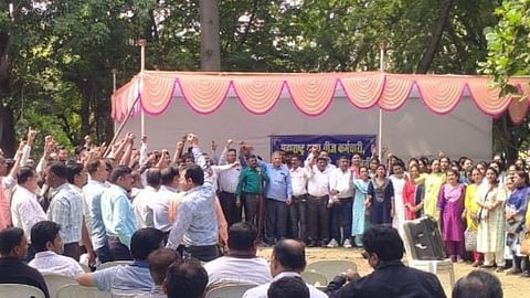 Nagpur News: महाराष्ट्र राज्य बिजली कर्मचारी, अभियंता अधिकारी, कृति समिति के बैनर तले शुरू की गई इस 72 घंटे की हड़ताल में पहले दिन जिले के 80 फीसदी कर्मी शामिल हुए और विरोध प्रदर्शन किया।