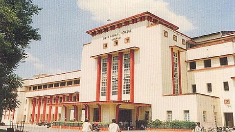 Medical College Nagpur: शासकीय वैद्यकीय महाविद्यालय व अस्पताल में बड़ी संख्या में मरीज आते है। लेकिन इन मरीजों के इलाज के लिए डॉक्टर व नर्सें सही मात्रा में उपलब्ध नहीं है और कई पद खाली पड़े है।