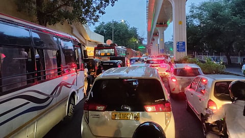 Nagpur Market Rush: हिन्दू धर्म के सबसे बड़ा त्योहार दिवाली अब निकट है। ऐसे में बाजारों में लोगों की भारी भीड़ उमड़ रही है। त्योहारी सीजन में मार्केट में भारी ट्रैफिक जाम लग रहा है।