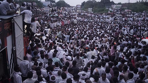 Nagpur Farmers Protest: नागपुर में मंगलवार की रात किसान आंदोलन ने पूरा शहर जाम कर दिया। वर्धा रोड पर करीब 30 किलोमीटर लंबा ट्रैफिक जाम लग गया, जिससे नागरिक 12 घंटे से अधिक समय तक सड़कों पर फंसे रहे।
