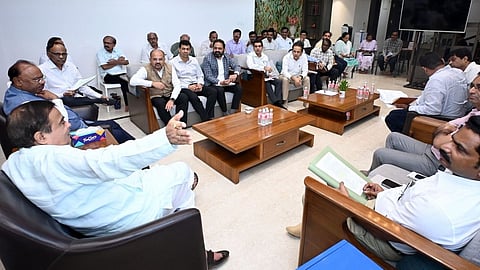 NMRDA Development Plans Meeting: नागपुर के ग्रामीण विकास पर केंद्रीय मंत्री नितिन गडकरी ने अधिकारियों के साथ बैठक की। फ्लाईओवर, मेट्रो, मॉल, रोपवे सहित योजनाओं पर चर्चा की।