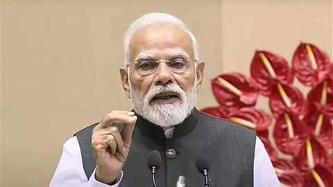 युवाओं को साधने के लिए सौगात! PM ने करोड़ों की योजनाएं की लॉन्च, RJD की तुलना कीड़े लगे पड़े से की