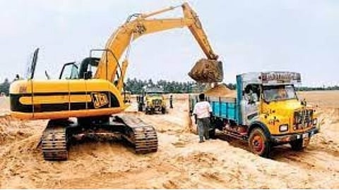 High Court: नागपुर में अवैध रेत परिवहन मामले में कोर्ट में याचिरा दायर की गई थी। इस मामले में हाई कोर्ट ने सुनवाई के बाद पुलिस और तहसीदार की कार्रवाई पर एक्शन लिया है।
