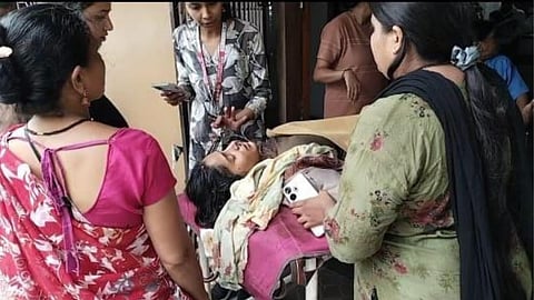 Kamptee News: नागपुर के कामठी क्षेत्र में एक छात्रा फार्मेसी कॉलेज के छात्रावास की पहली मंजिल से गिर गई। इस घटना से छात्रावास में हड़कंप मच गया। छात्रा को तुरंत इलाज के लिए अस्पताल भर्ती कराया गया।