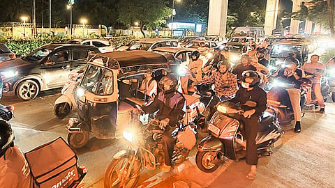 Traffic Jam in Nagpur: नागपुर में त्योहारों के दौरान ट्रैफिक जाम का सिलसिला जारी रहा। नवरात्रि का अंतिम दिन और धम्मचक्र प्रवर्तन दिवस के अवसर पर गाड़ियां ट्रैफिक में रेंगती रही।