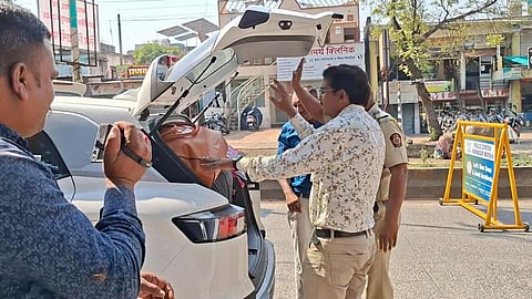 Maharashtra Local Body Elections: वर्धा जिले में नगर पालिका के लिए आचार संहिता को ध्यान में रखते हुए प्रशासन अलर्ट मोड पर काम कर रहा है। जिले की सभी नगर पालिकाओं के सीमा क्षेत्र में सुरक्षा तेज है।