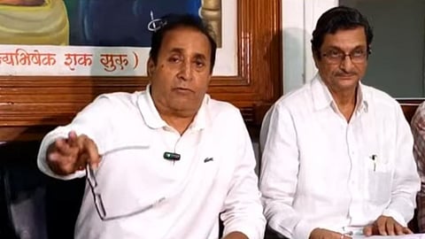Maharashtra Politics: राष्ट्रवादी कांग्रेस पार्टी (शरद पवार गुट) के पूर्व गृहमंत्री अनिल देशमुख ने आरोप लगाया कि अनेक मतदाता सूचियों में गड़बड़ी है। कई मतदाताओं के दो बार नाम दर्ज हैं।