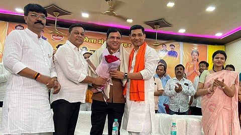 विकास में बाधा डालने वालों को उनकी जगह दिखाएं