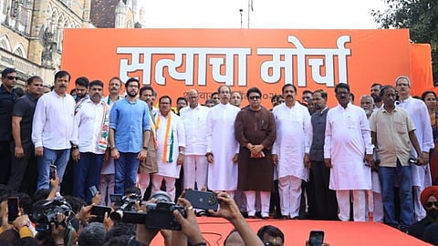 Maharashtra Politics: महाराष्ट्र में वोटर्स लिस्ट में कथित धांधली व वोट चोरी के मुद्दे को लेकर विपक्ष की महाविकास आघाडी के साथ राज ठाकरे की मनसे ने सत्य मार्च के जरिए बड़ा शक्ति प्रदर्शन किया।