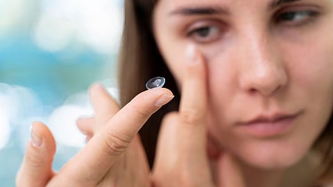 सर्दियों में कॉन्टैक्ट लेंस पहनना कितना होता है सुरक्षित