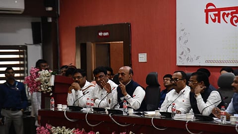 Simhasta Kumbh 2027: कुंभमेला 2027 के लिए छत्रपति संभाजीनगर, एलोरा, पैठण और आपेगांव में 9633 करोड़ की विकास योजना तैयार की गई है। पर्यटन व सुरक्षा सुविधाओं के स्थायी विकास पर जोर दिया जा रहा है।