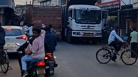 दुर्गम क्षेत्र में निजी वाहनों का बोलबाला