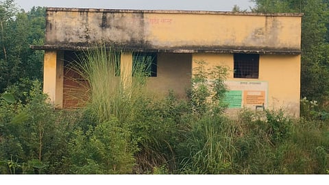 7 स्कूलों और 14 आंगनवाड़ियों का अनुदान बंद
