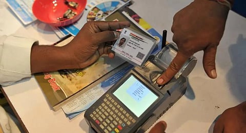 उपभोक्ता लगा रहे राशन दुकान के चक्कर