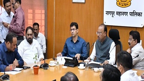 Nagpur News: महानगरपालिका, राज्य सरकार और केंद्र सरकार की विभिन्न योजनाओं के तहत शहर में चल रहे विकास कार्यों को गति प्रदान करने का निर्देश पालक मंत्री चंद्रशेखर बावनकुले ने प्रशासन को दिया।