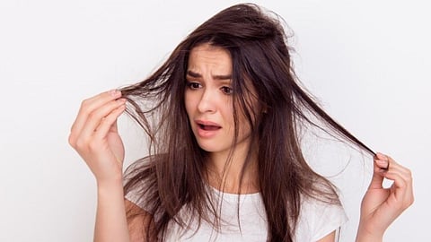 बालों को कमजोर बनाती है ये 5 आदतें