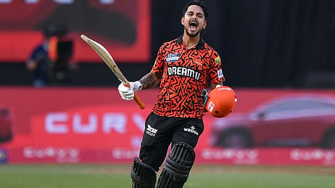 गगनचुंबी सिक्स और चौकों की बारिश! ईशान किशन के बल्ले से निकला विस्फोटक शतक, मैदान पर मचाई तबाही