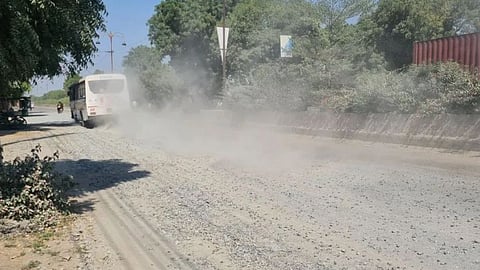 सड़क से गिट्टी बाहर, अब उड़ रही धूल