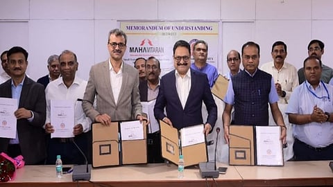 Make in Maharashtra: महाराष्ट्र के ऊर्जा क्षेत्र में आगे बढ़ाने के लिए महावितरण ने शहर के प्रतिष्ठित रामदेवबाबा यूनिवर्सिटी के बीच ज्ञान आधारित एक महत्वपूर्ण करार किया।