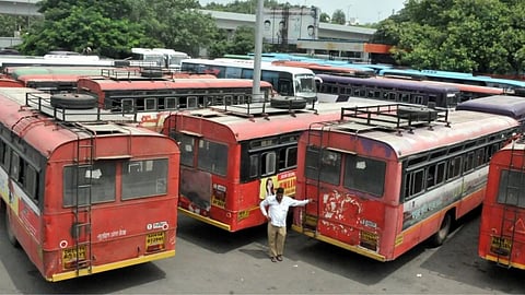 Maharashtra ST Bus: दिवाली के मौसम में निजी ट्रैवल्स द्वारा किराए में भारी वृद्धि को देखते हुए, यवतमाल परिवहन महामंडल ने नौ लंबी दूरी की बसों की संख्या बढ़ाकर यात्रियों को राहत दी है।
