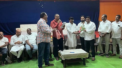 Elections: कुछ ही दिनों में नगर परिषद चुनाव की आदर्श आचार संहिता लागू हो सकती हैं। इसके मद्देनजर गड़चिरोली में सभी राजनीतिक पार्टियों के साथ विभिन्न संगठनों ने चुनावी सरगर्मियों को तेज कर दिया है।