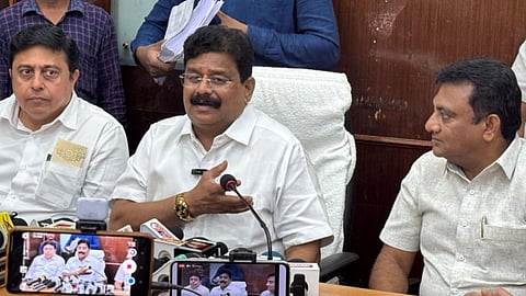 Nagpur NMC scam: आगामी चुनावों के मद्देनजर कांग्रेस के शहर अध्यक्ष विकास ठाकरे सक्रिय हो गए हैं। वे कुछ दिनों से मनपा प्रशासन के भ्रष्टाचार भी उजागर किए जा रहे हैं।