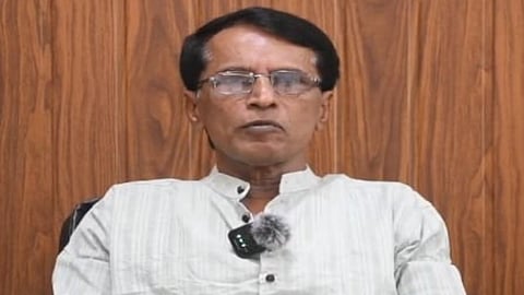 Gadchiroli News: आत्मसमर्पण के बाद केंद्रीय समिति ने भूपति को गद्दार संबोधित करते हुए उनके ऊपर गंभीर आरोप लगाए थे। शनिवार को जिला पुलिस दल की सहायता से भूपति ने एक वीडीओ क्लिप जारी किया।
