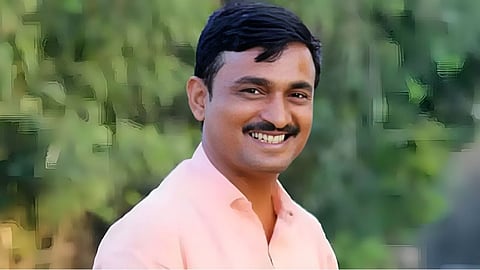 Santosh Deshmukh Murder Case: संतोष देशमुख हत्याकांड को एक साल पूरे, सबूत और आरोपी मौजूद होने के बावजूद न्याय में देरी। परिवार और ग्रामीण फांसी की सजा की मांग पर अड़े हैं।