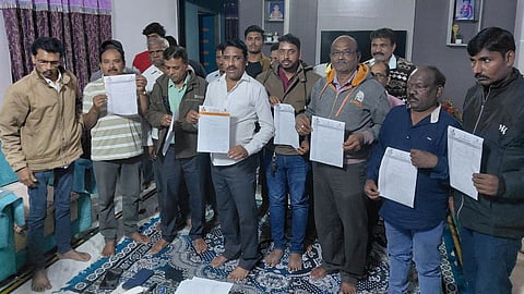 Shiv Sena UBT Rebellion: वाड़ी नगर परिषद चुनाव दस वर्ष बाद हो रहे हैं, और राजनीतिक माहौल में प्रतिष्ठा, पदलोलुपता, रणनीति और असंतोष जैसे मुद्दे जनता की चर्चाओं में प्रमुखता से उभरकर सामने आ रहे हैं।