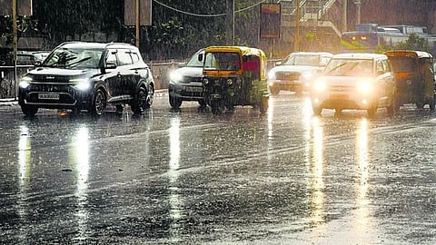 IMD Alert in Vidarbha: विदर्भ के जिलों में बीते दिन बेमौसम बादल जोरदार बरसे। धुंआधार बारिश ने कुछ ही देर में तापमान को गिरा दिया और ठंड का एहसास हुआ।