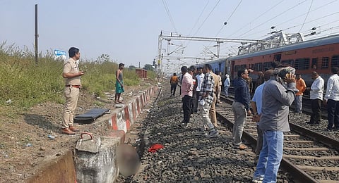 रेल पटरी से सटे नाली में मिले शव मची खलबली