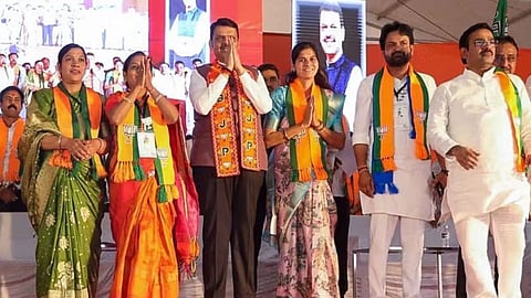 Bhandara News: भंडारा में CM फडणवीस ने कहा कि सरकारी योजनाएं बंद नहीं होंगी। हर शहर के लिए ठोस विकास योजना तैयार है और लाडली बहन योजना जारी रहेगी।